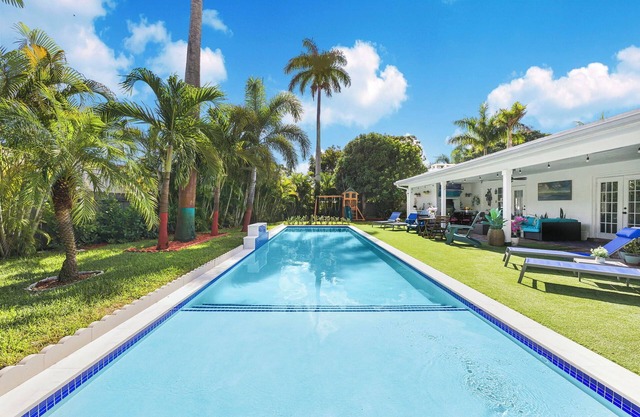 Tropical salt water pool home close to beaches,Hard Rock,Airport and Downtown!