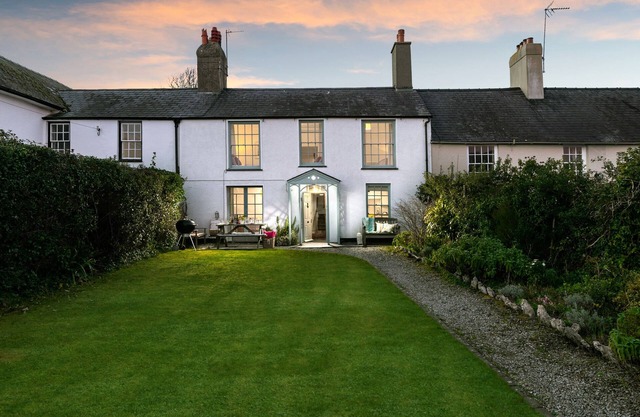 TROS YR AFON, family friendly, country holiday cottage in Beaumaris