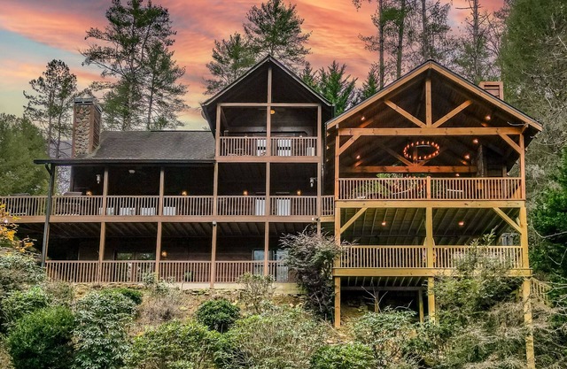 Trout Tales Riverfront Lodge-Hot Tub,Pet Friendly,Game Room,Firepit,Decks Galore