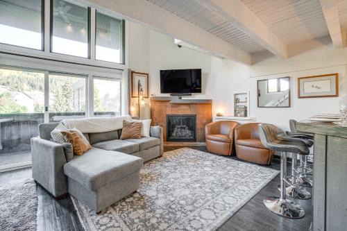 True Ski-In Copper Mtn Condo Quick Walk to Lift!