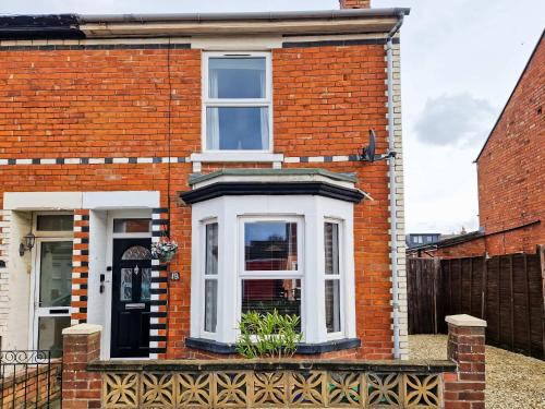 Tudor Delightful House Central Gloucester By StayStaycations