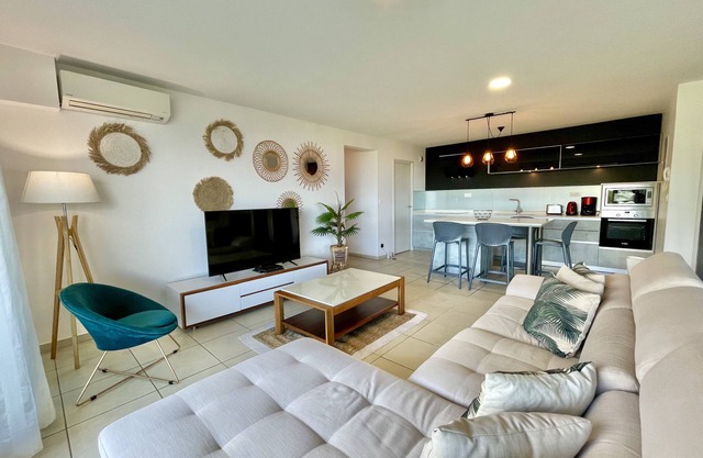 Tukenui flat, discovering Papeete.