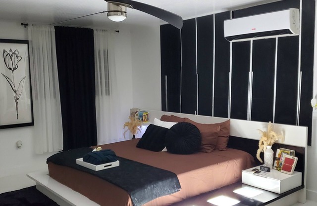 Tulixx Onyx. Peaceful quiet, waterfront designer updated apartment.