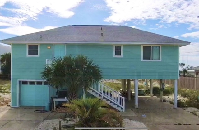 Turtles Nest, updated Family beach cottage only 1 block from the Gulf of Mexico.
