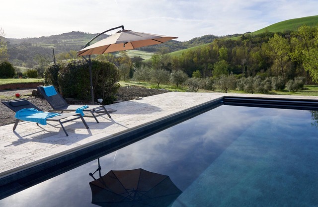 Tuscany holiday home for 2-6, private pool, fenced garden, scenic terrace view