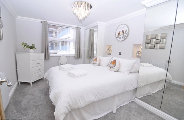 Twenty Three B - apartment sleeping 6 guests over 3 bedrooms