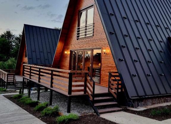 Twin Cabins/Cabanele Gemene