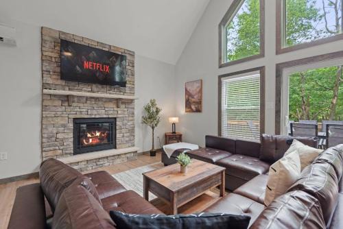 Twin Chalet - 6 BDs Hot Tub Game Area and more