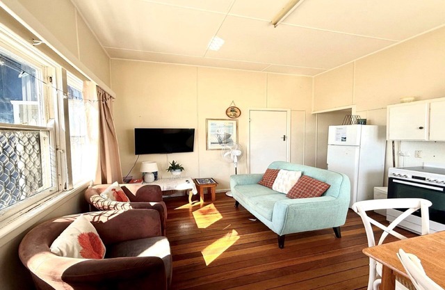 Twin Dolphins 2, 2/18 Clarence St