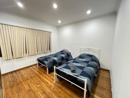 Twin Room in Spacious House - L5