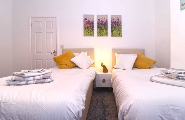 Twin Room + Private Access to Living Areas (House