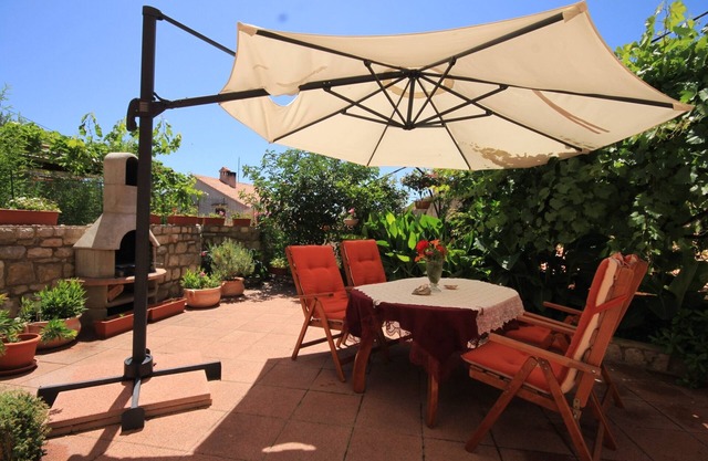 Two bedroom apartment with terrace Ćunski, Lošinj (A-8010-a)