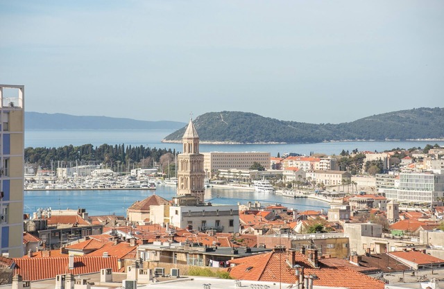 Two bedroom apartment with balcony and sea view Split (A-22909-a)