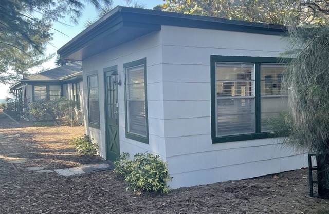 Two-bedroom bungalow - Old FL Cottage - Gulf Side - Ground Level