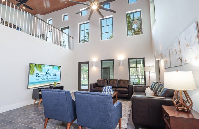 Two Bedroom Duplex, Located Only 7 Houses Away from The Gulf of Mexico! Beach Breeze