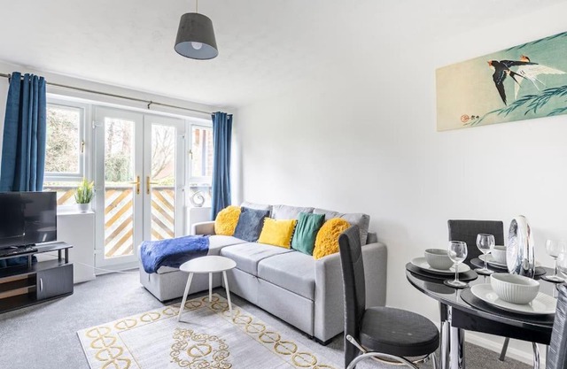 Two bedroom flat near Colchester Hospital with free parking and internet