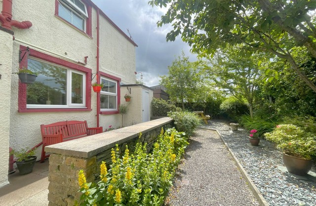 Two Chimneys - sleeps 6 guests in 3 bedrooms