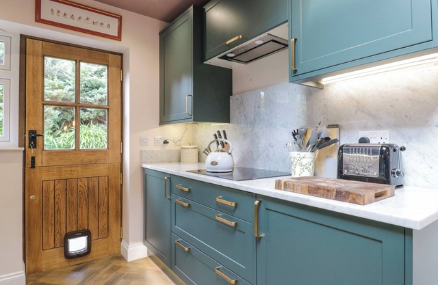 TWO COPTHORNE COTTAGES, pet friendly, with open fire in Croxley Green