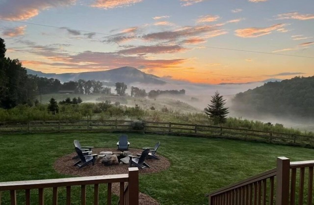 TWO King Suites. 4br,3ba. Grayson Highlands State Park, Virginia Creeper Trail.