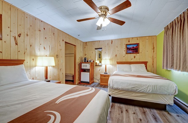 Two Queen Beds Non Smoking at Four Seasons Lodge