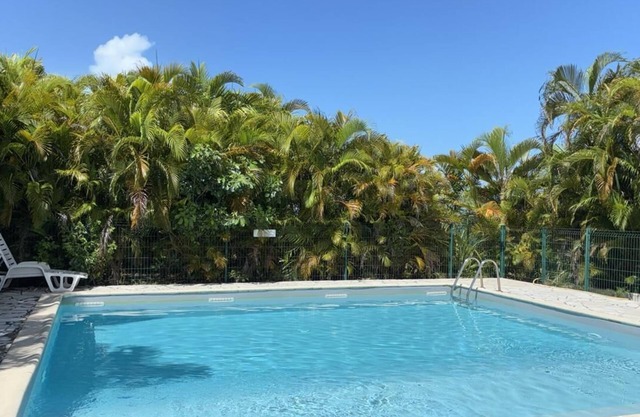 Two-room apartment just a stone's throw from the beaches in the town of Le Gosier