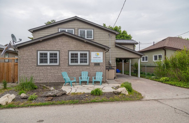Two Storey on Bessie - only a minute walk to the Beach!