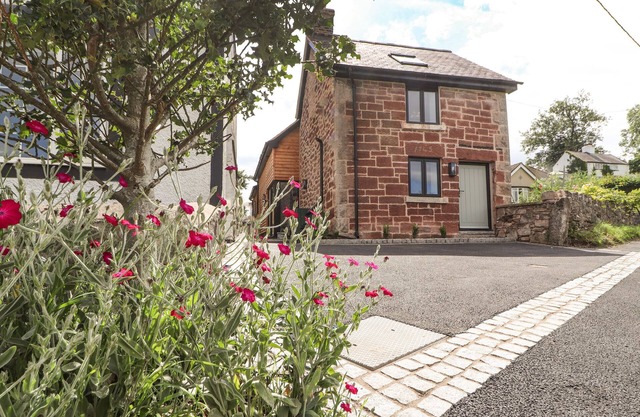 TY COCH, family friendly, character holiday cottage in Ruthin