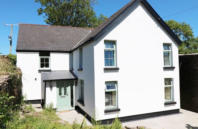 TY FFARM AT GELLILWCH, family friendly, with hot tub in Pontypridd