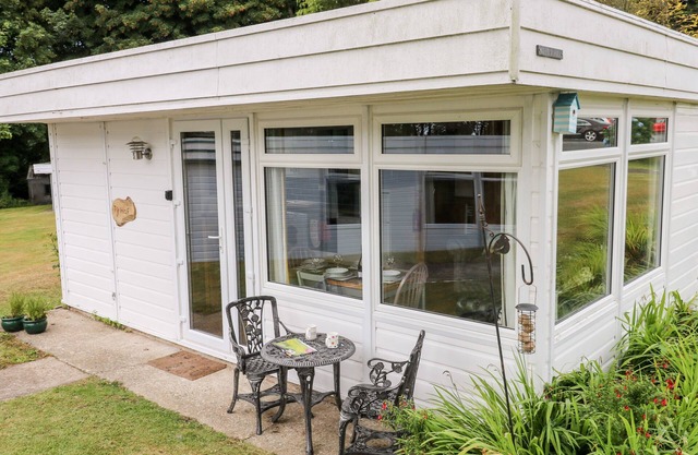 TY HAF, romantic, character holiday cottage, with a garden in Roch