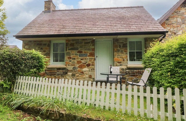 TY RHYDD, with a garden in Newport, Pembrokeshire