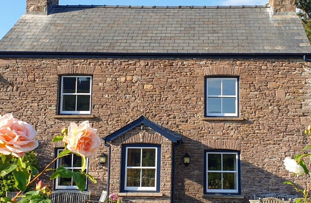 Ty Sinsir, Tretower. Castle & Mountain Views, Wood Fired Hot Tub, Huge Fire Pit