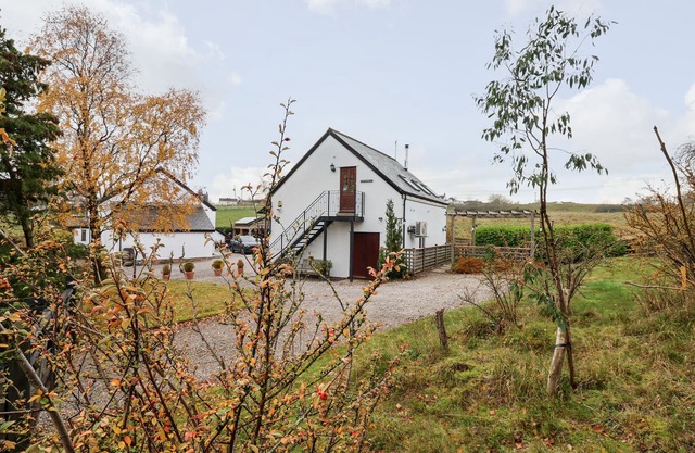 TYN-Y-MYNYDD BACH, with open fire in Halkyn