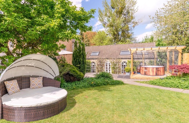 Tyndale House - sleeps 16 guests in 6 bedrooms