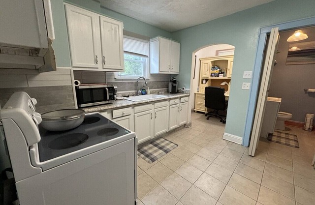 Ultimate Akron Convenience: 3 Bed 2 Bath in North Hill Area