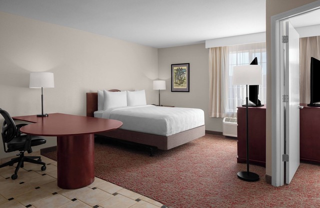 Ultimate Group Stay – 4 Suites w/Kitchen, Living Area & Free SFO Shuttle