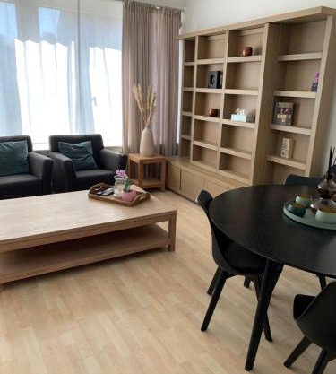 Une belle étage à Stockel with charming patio