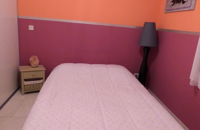 Une belle chambre, lit double.