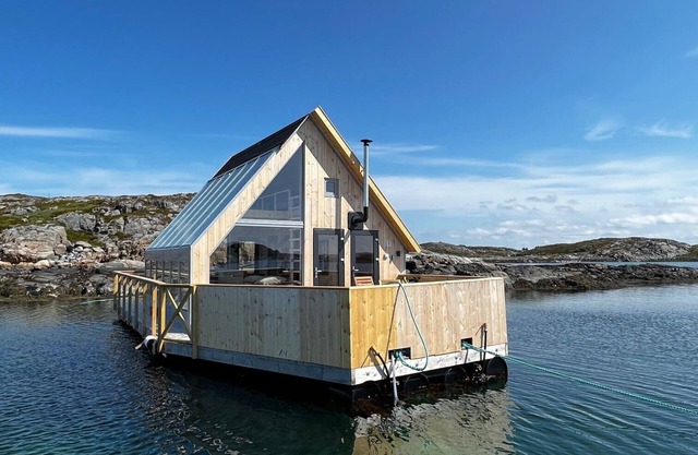 Unforgettable Floating Suite, located in the beautiful Kvenvær archipelago