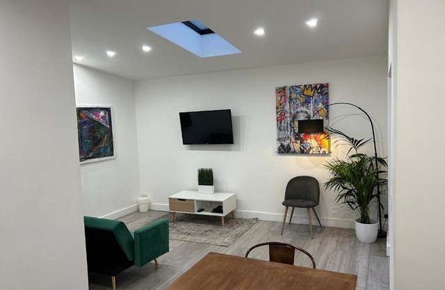 Unique 4 Bedroom House, ideal for HS2, Business People, Contractors & workers