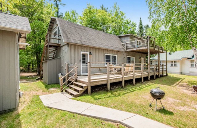 Unique 7br 3ba Cabin, Catfish Lake Eagle River Chain, sleeps 14! lakeside decks