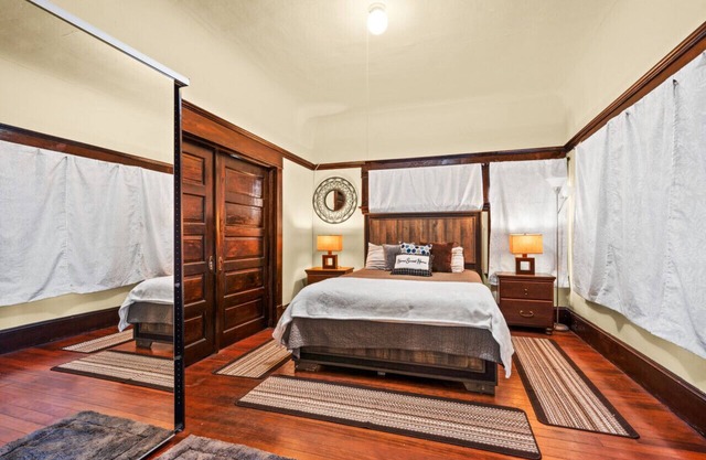 Unique House / 5BR / 5 Beds / 10 PX / Parking