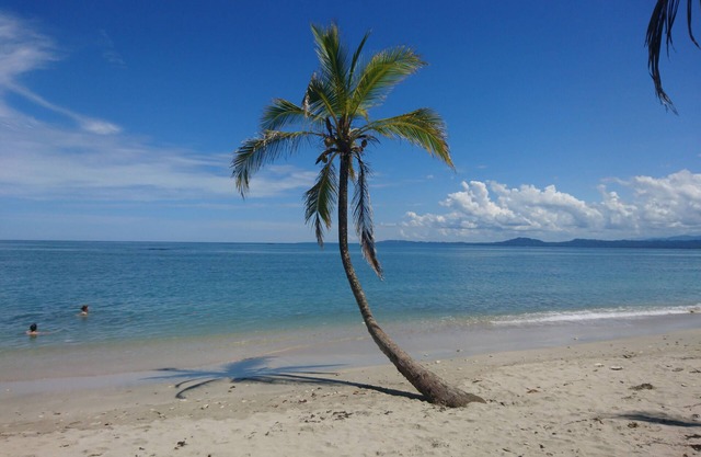 Unique house with king bed and air-con, 3 minutes walk from the beach