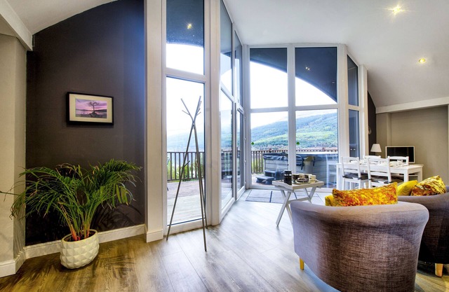 Unique Lodge with Panoramic Views over the Loch and surrounding mountains