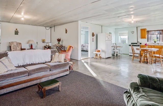 Unique Relaxing Getaway With Country Lodging 3 Bedroom Cottage by Redawning