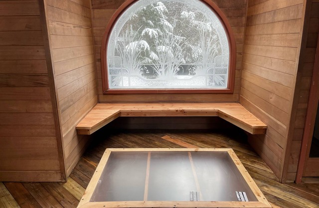 Unique rustic home with Sauna and view of the creek - Walk to the Ski resort!