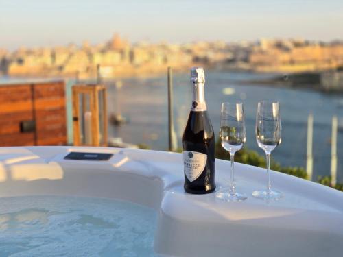Unique Seafront Triplex Penthouse with Panoramic Bedroom & Rooftop Jacuzzi overlooking Valletta