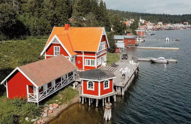 Unique summer house right by the sea, private jetty and sauna