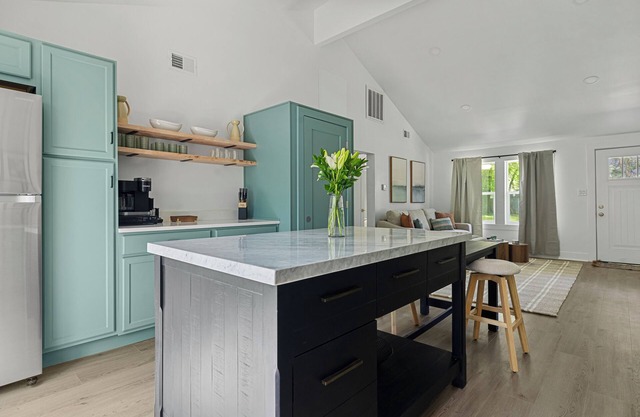 (Unit A) Lakeside Home Close To Association Beach!