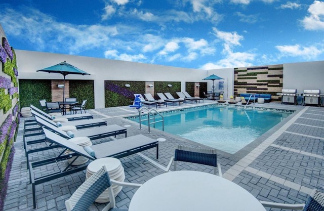 Unit with Kitchenette! With Free Breakfast, Outdoor Pool, Onsite Parking!