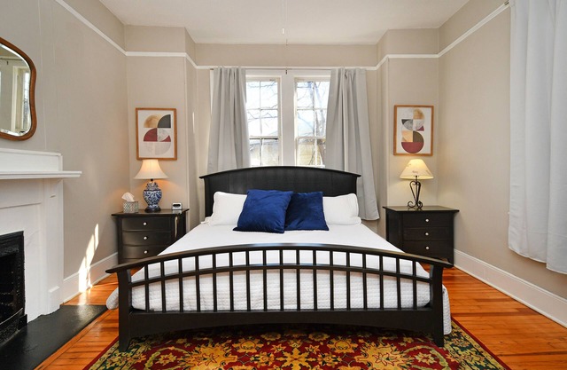 ✨Unity Park Retreat 🏡 Walk to Unity Park, Half a Mile Away! Private Backyard!✨